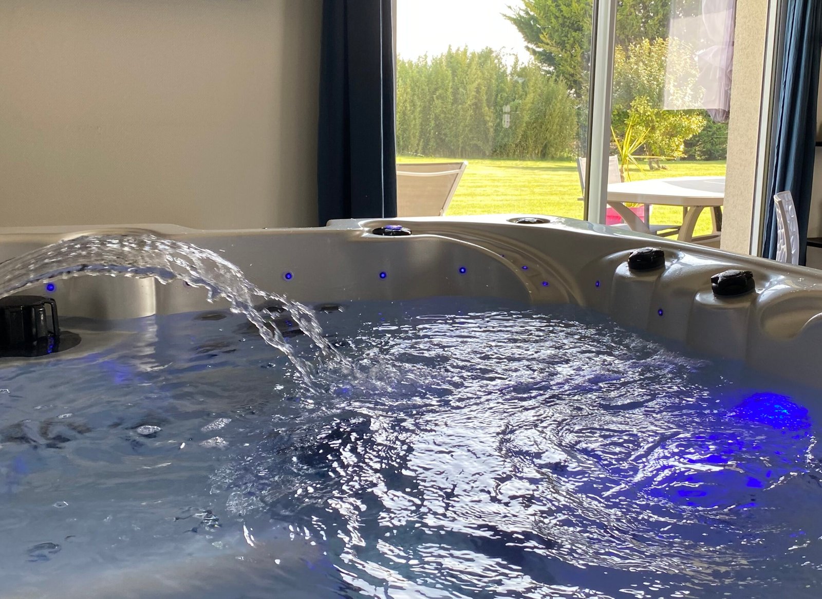 Baignoire balnéo privative dans le Loft Spa pour un séjour bien-être proche du Mont Saint-Michel.