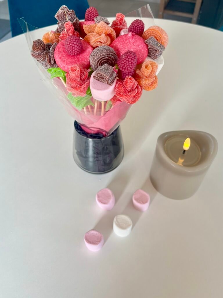 Un bouquet original de bonbons roses et rouges pour du romantisme gourmand au Relais de la Hardiesse.