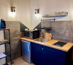 Espace kitchenette et plateau de courtoisie avec machine à café dans le Loft Spa.