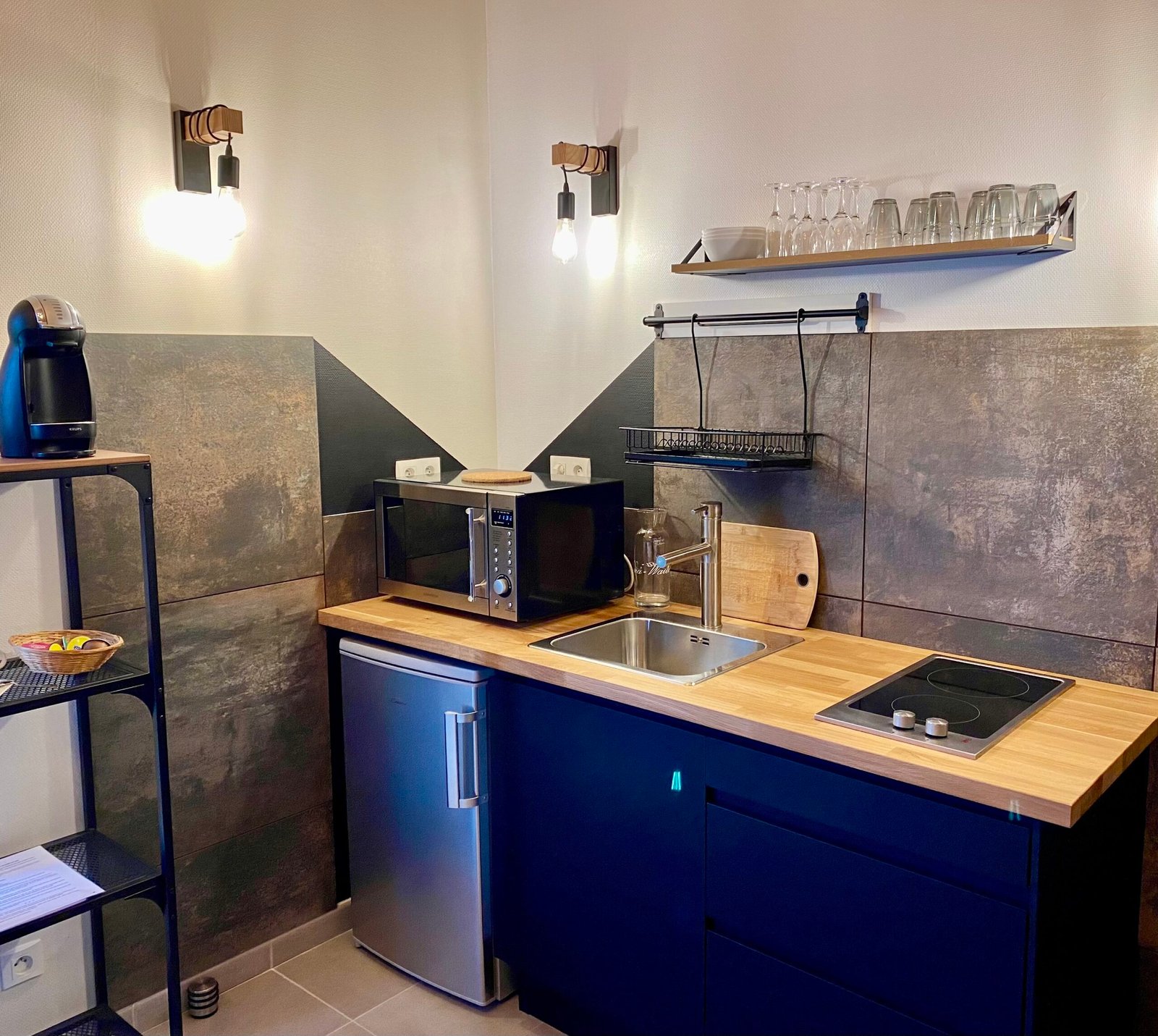 Espace kitchenette et plateau de courtoisie avec machine à café dans le Loft Spa.