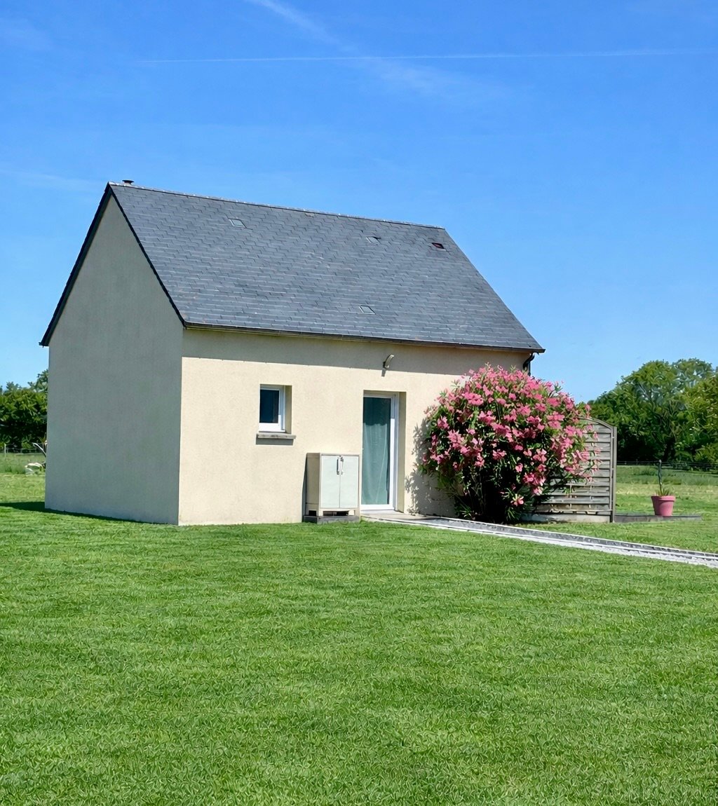 Entrée indépendante et fleurie du Loft Spa, garantissant calme et intimité aux voyageurs.