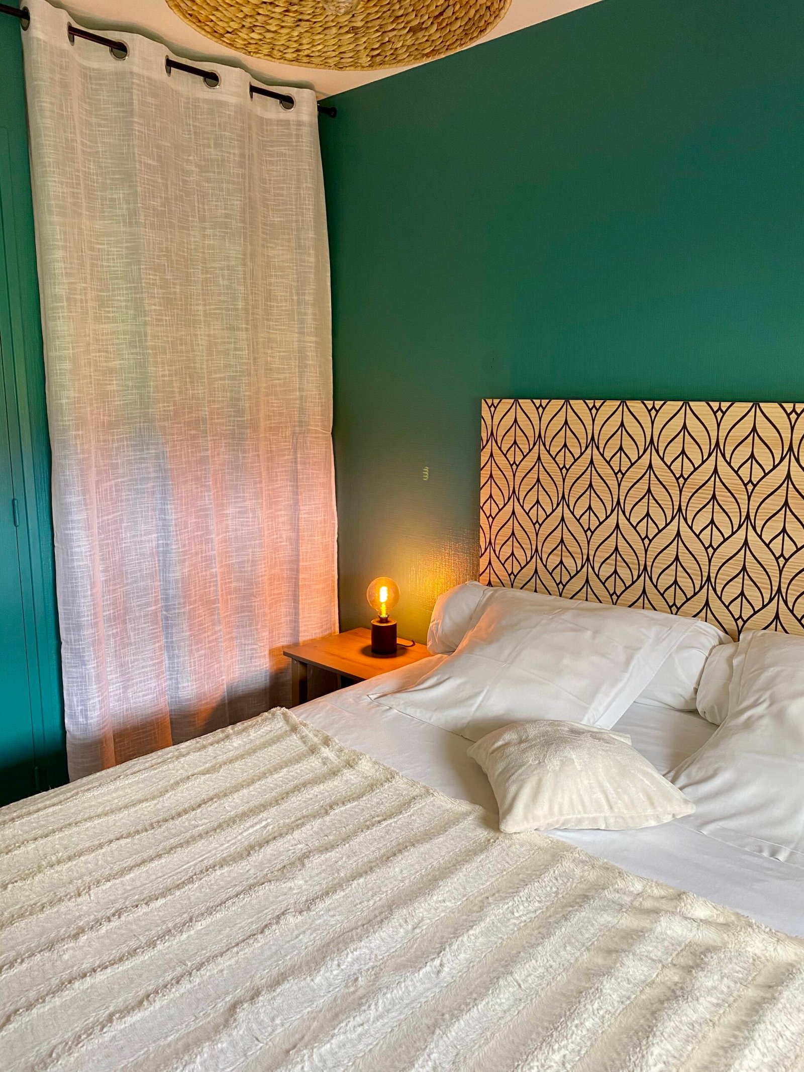 Lit king-size confortable avec linge de lit blanc de qualité supérieure dans le Loft Spa.