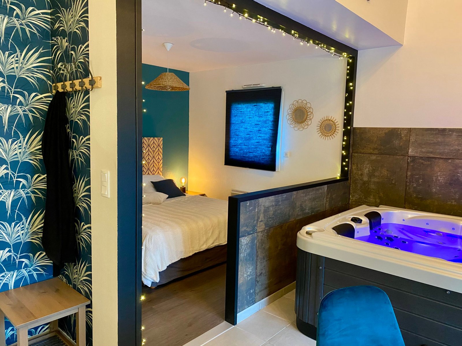 Coin salon cosy et décoration moderne dans le Loft Spa