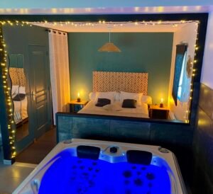Lit king-size et espace détente du Loft Spa, hébergement de charme au Relais de la Hardiesse