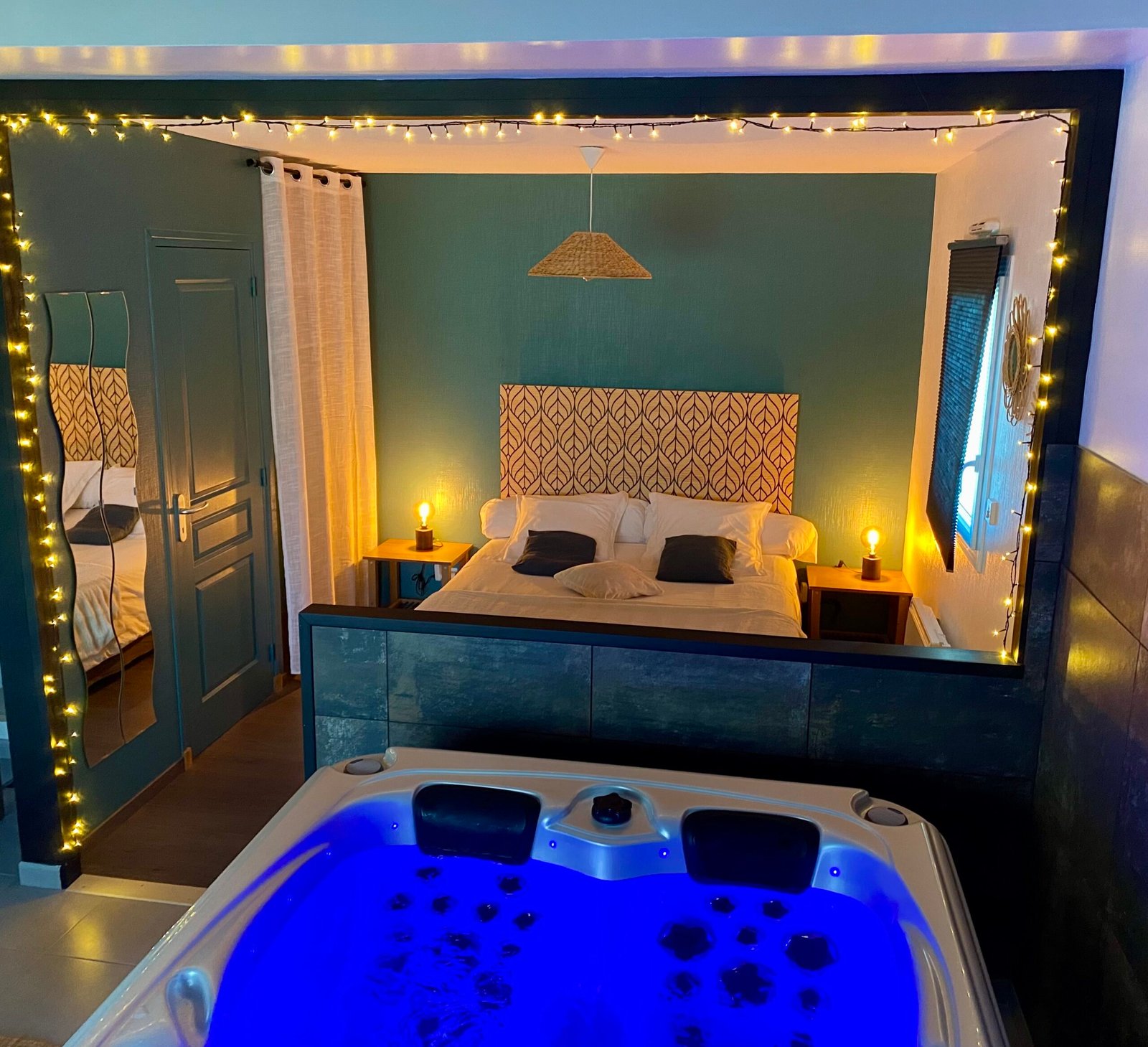 Lit king-size et espace détente du Loft Spa, hébergement de charme au Relais de la Hardiesse