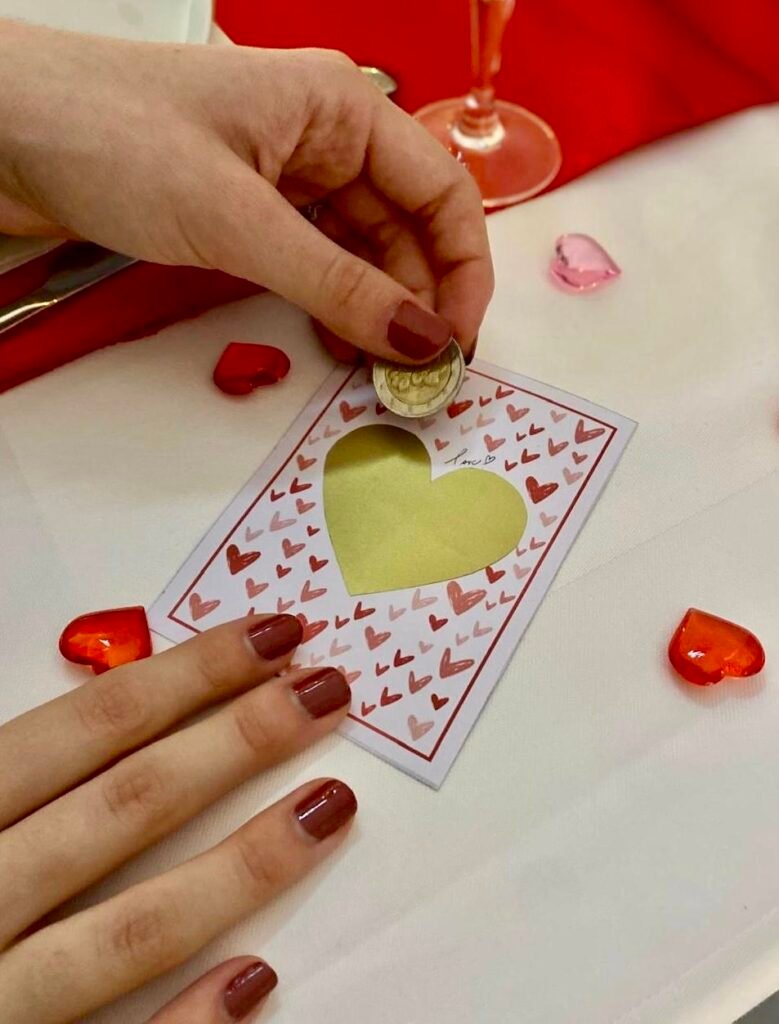 Carte à gratter personnalisée pour une demande ou un message romantique, une idée originale pour du romantisme à deux.