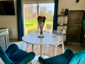 Ambiance romantique et chaleureuse du Loft Spa, idéal pour un week-end en amoureux en Normandie, près du Mont-Saint-Michel