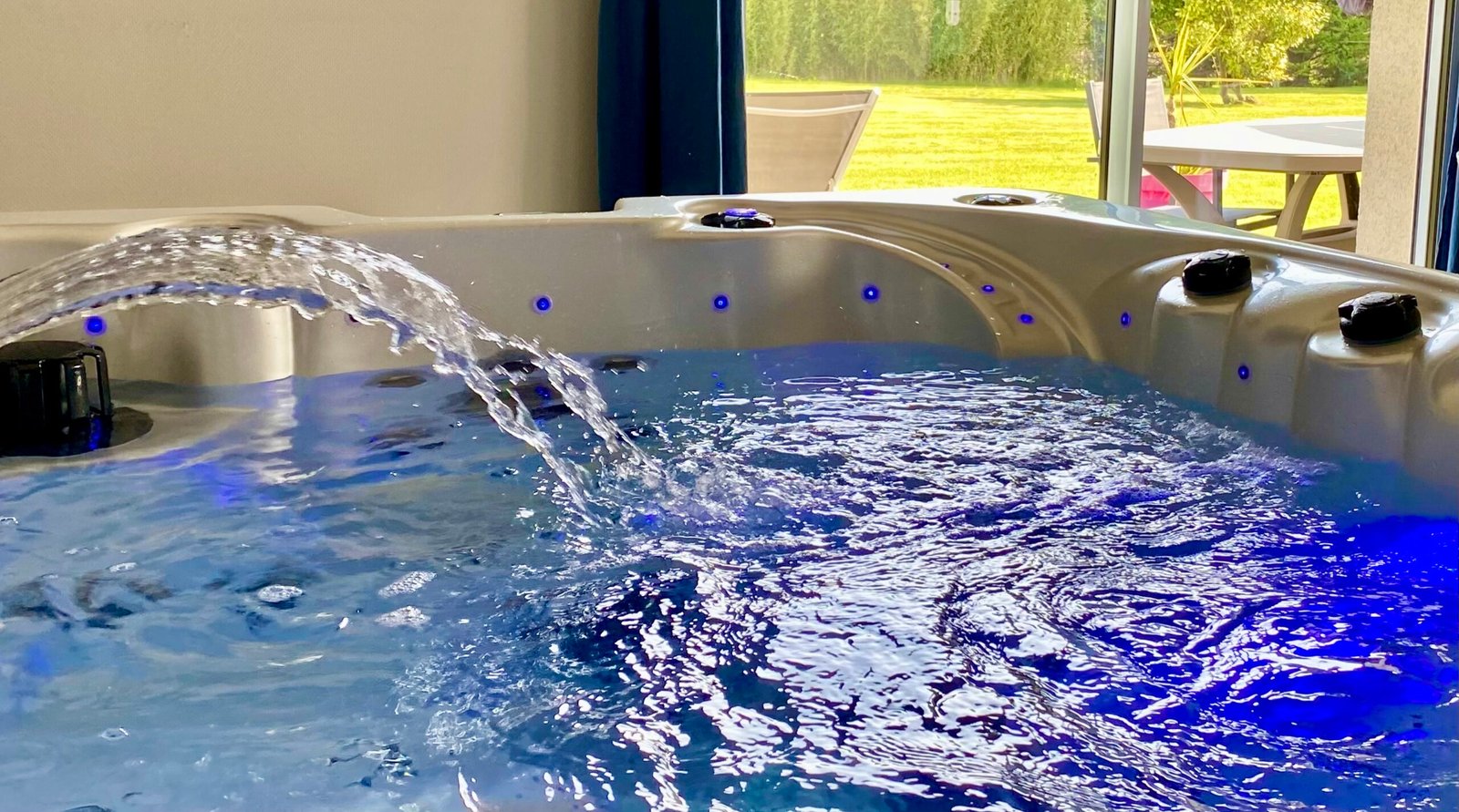 Jacuzzi privatif du Loft Spa avec vue sur la nature normande proche du Mont Saint-Michel.