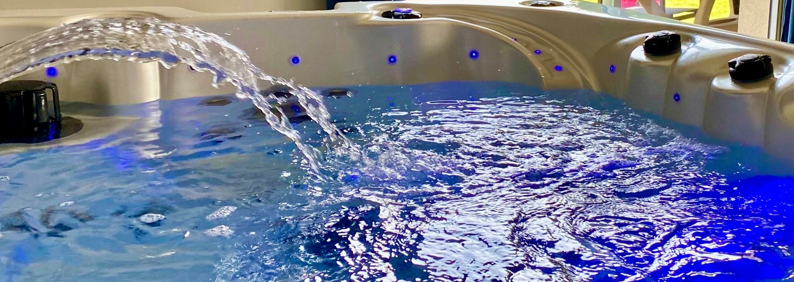 Jacuzzi privatif du Loft Spa avec vue sur la nature normande proche du Mont Saint-Michel.