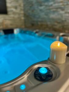 Baignoire balnéo privative de la Suite Minérale avec jets de massage pour un moment de détente absolue.
