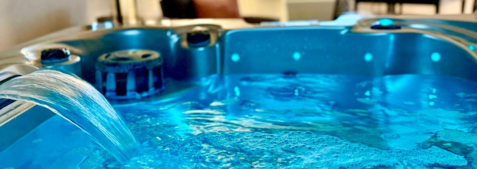 Jacuzzi privatif illuminé en bleu pour en profiter davantage au Relais de la Hardiesse.