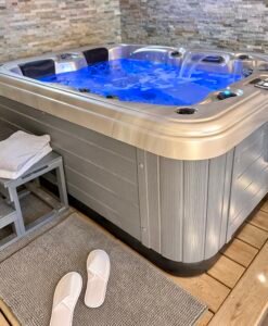 Lumière tamisée et ambiance cocooning autour du spa de la Suite Minérale pour une soirée bien-être.