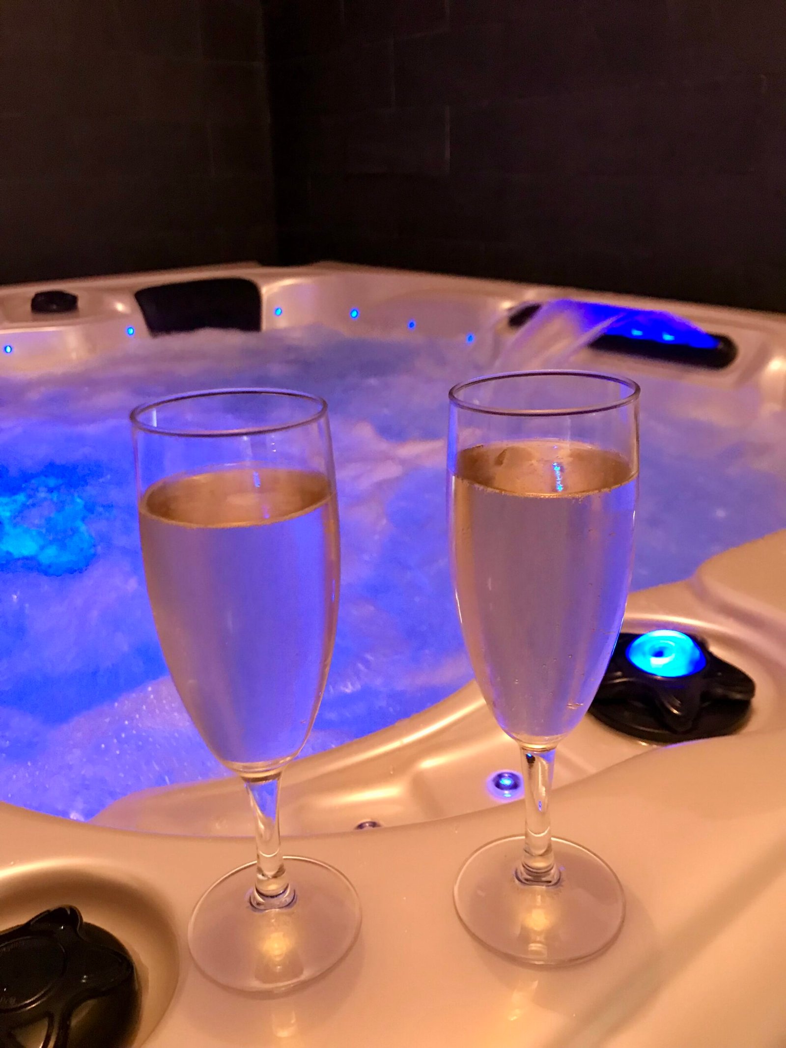 Espace détente privé de la Suite Cocooning avec spa chauffé, idéal pour se relaxer en Normandie.