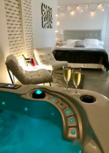 Détails déco et matières naturelles autour du jacuzzi privé, l'esprit refuge du Relais de la Hardiesse.