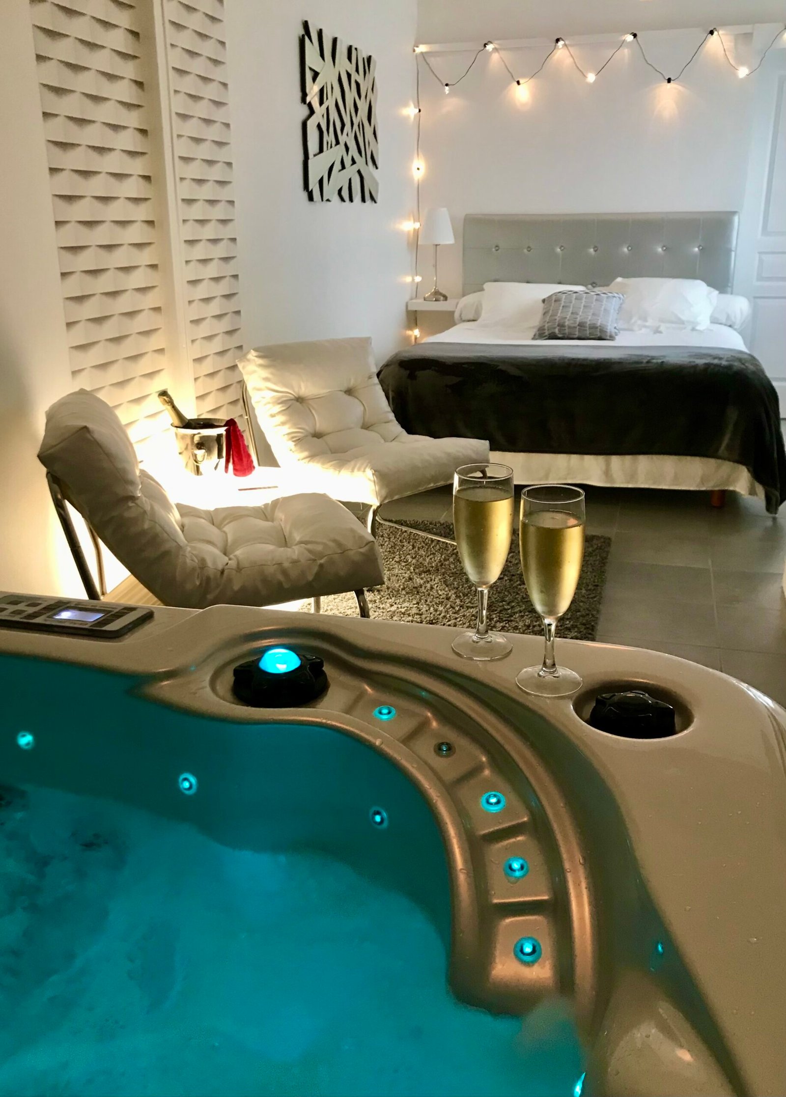 Détails déco et matières naturelles autour du jacuzzi privé, l'esprit refuge du Relais de la Hardiesse.