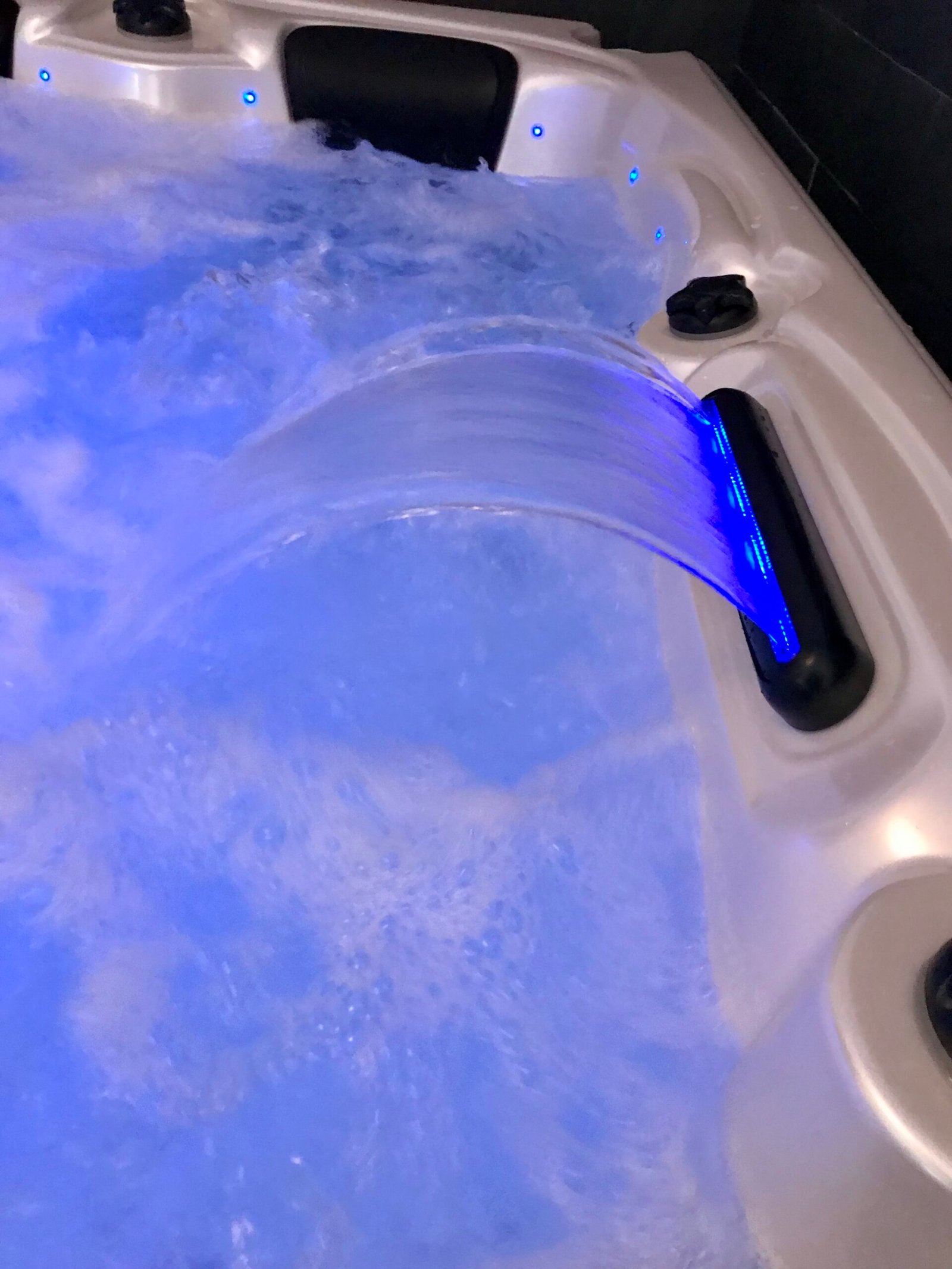 Baignoire balnéo avec jets massants pour un week-end bien-être et cocooning en Normandie.