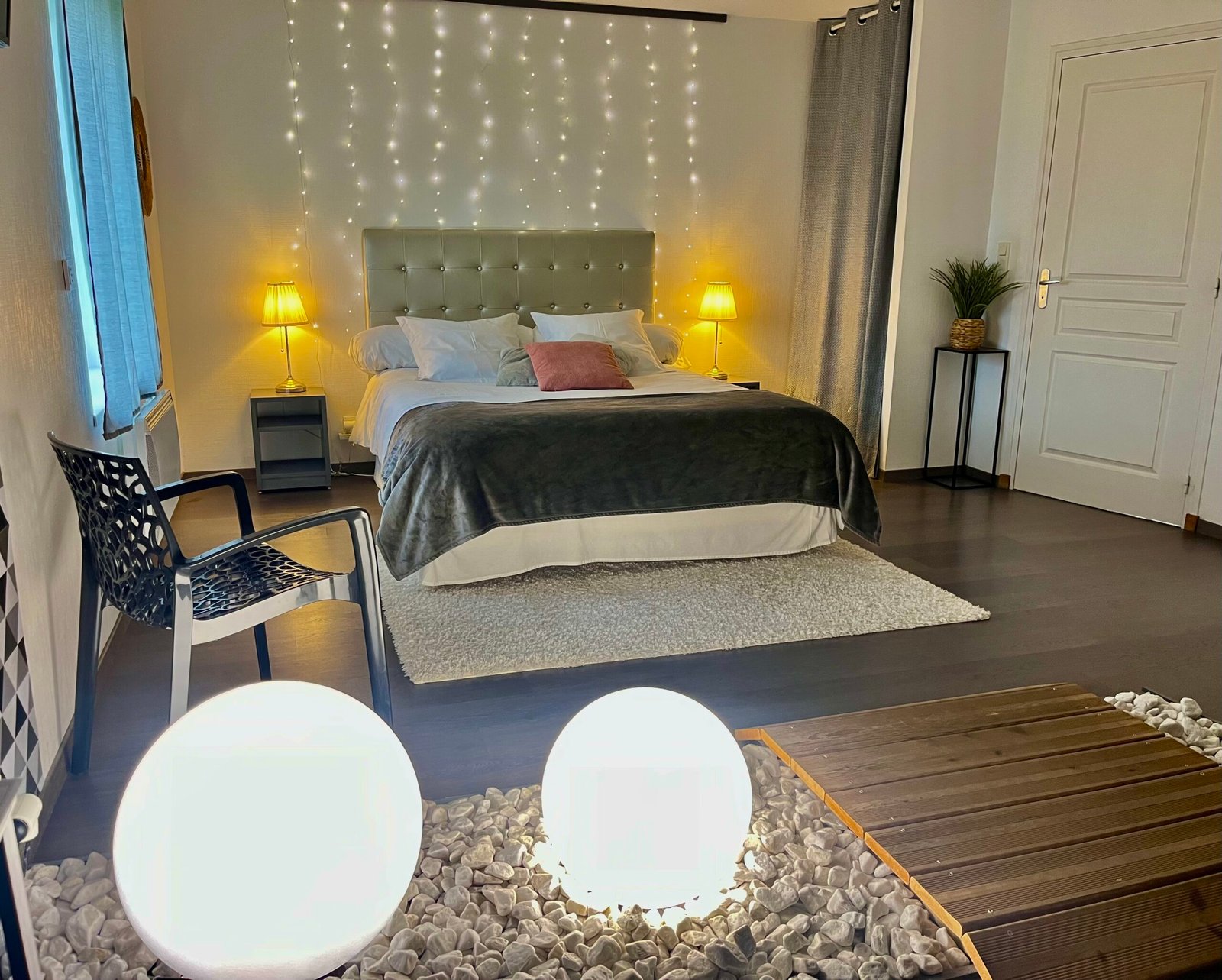 Détails de matériaux naturels et décoration minérale soignée dans cette suite proche du Mont Saint-Michel.
