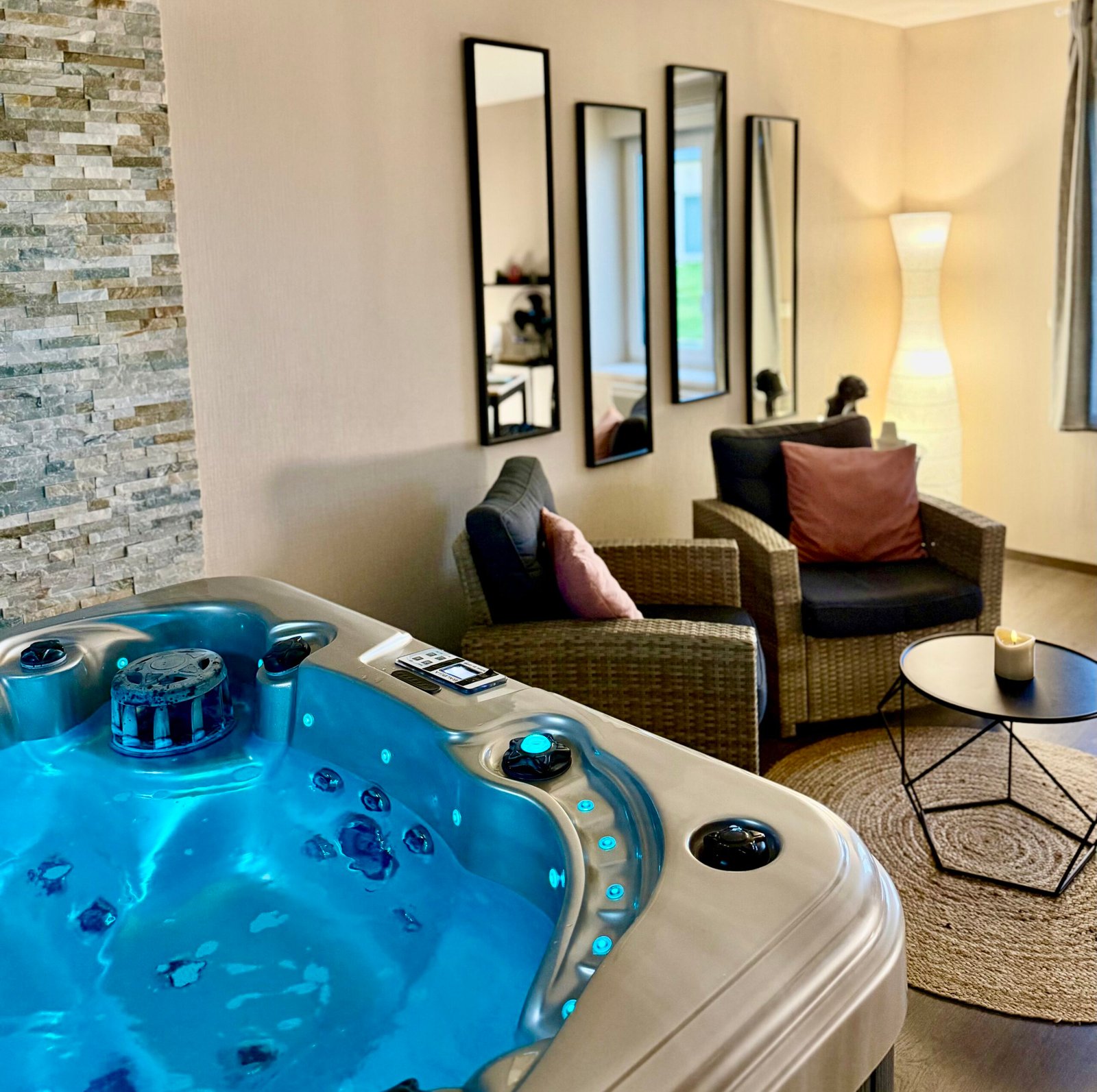 Suite avec spa privatif, fauteuils, table-à-manger et lit, pour un week-end détente en Normandie