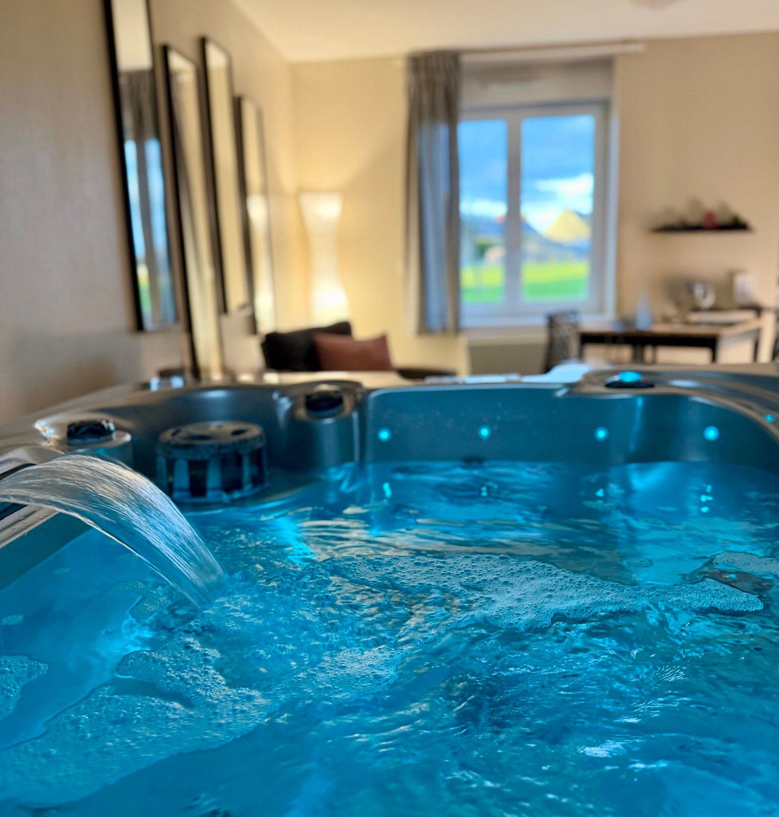 Espace bien-être privatif de la Suite Minérale avec baignoire balnéo pour une détente totale.