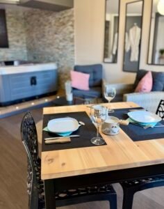 Coin repas de la Suite Minérale avec table design et chaises confortables pour deux personnes.