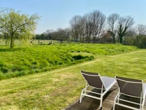Terrasse privée du Loft Spa avec mobilier de jardin et vue sur la campagne de Courtils.