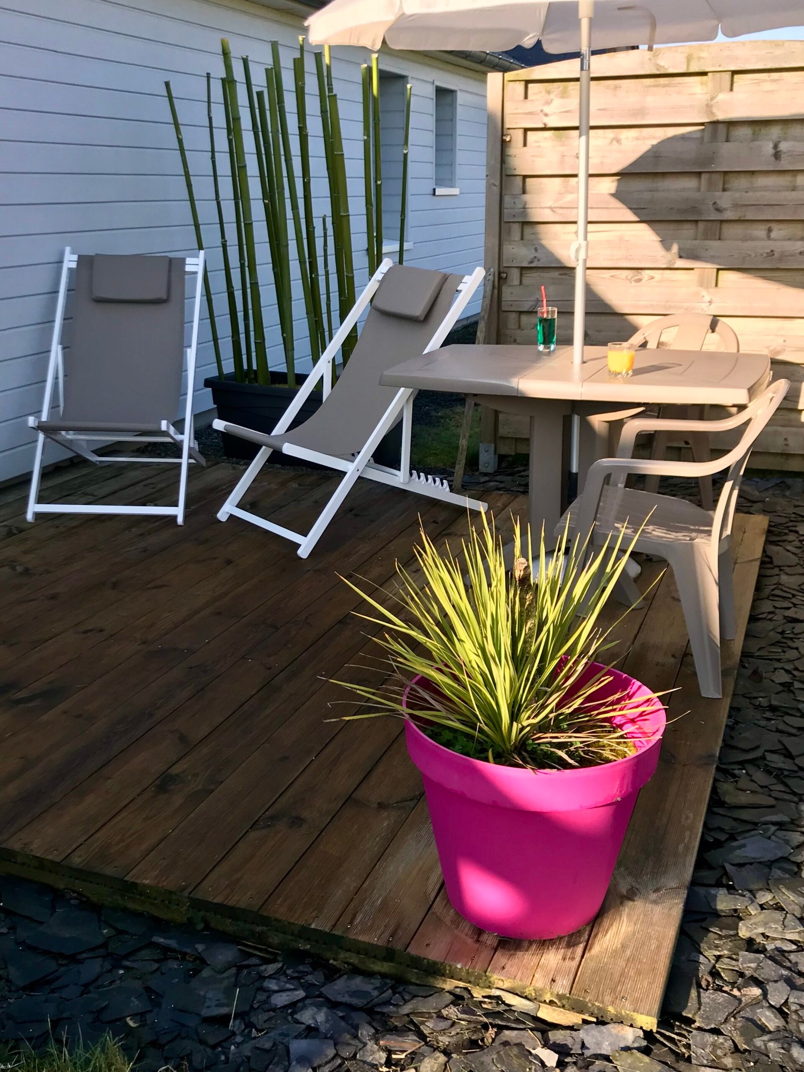 Vue apaisante sur la nature normande depuis la terrasse de la Suite Cocooning.