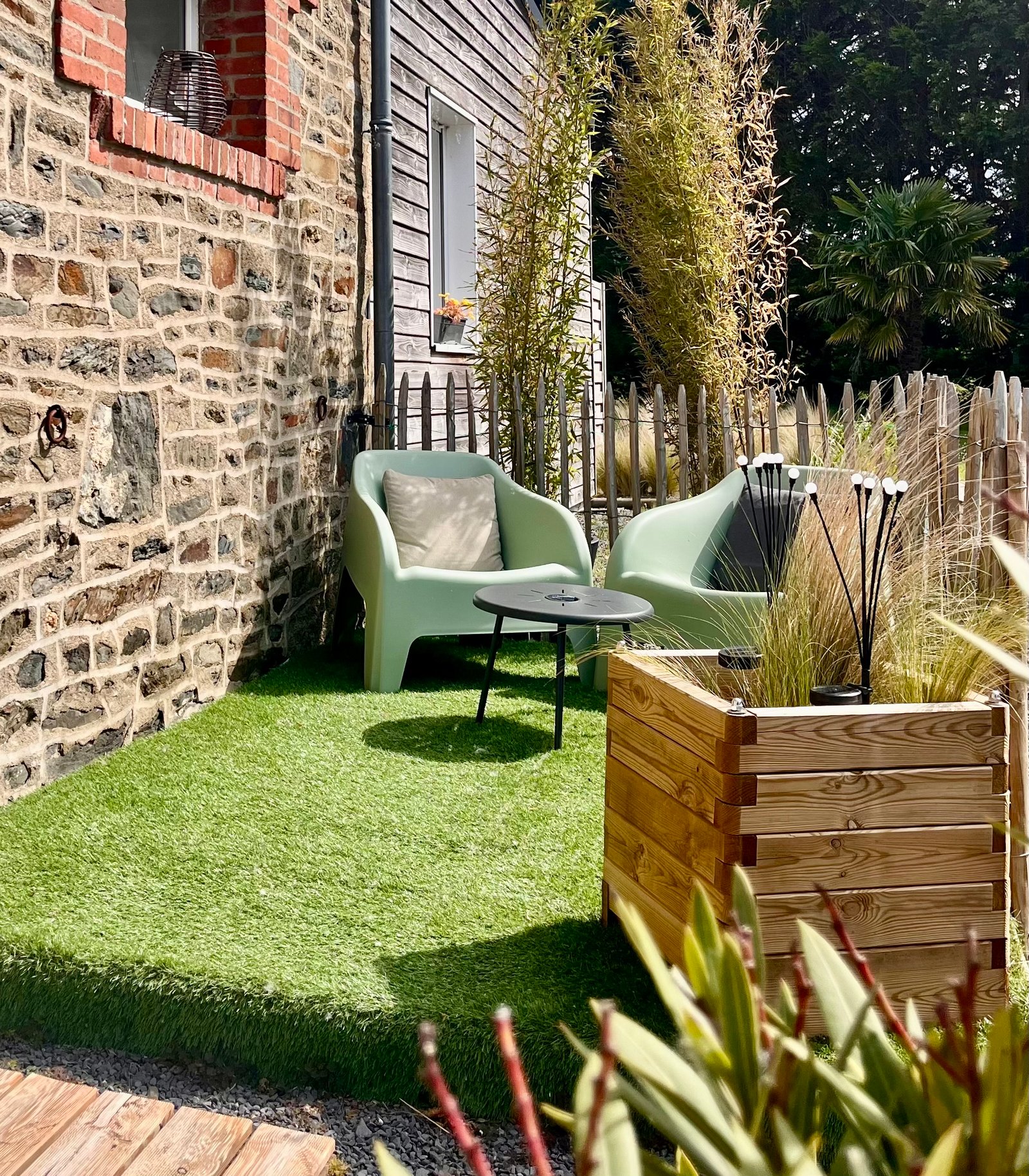 Ouverture sur l'extérieur depuis la Suite Minérale avec accès direct au jardin du Relais à Courtils.