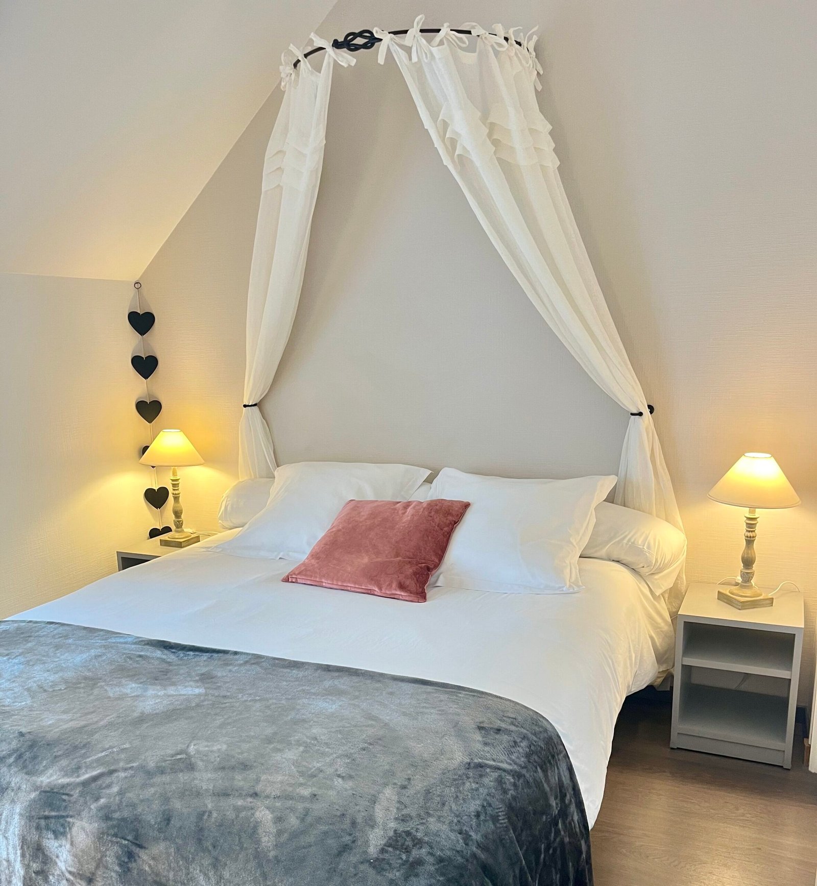 photo d'une des chambres doubles disponible, avec un grand lit